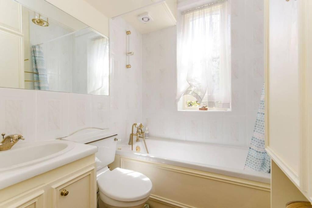 Large 3 Bed Flat In Central Wimbledon Londres Extérieur photo